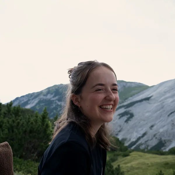 Jorina – Teammitglied der Ringelspitzhütte SAC in den Schweizer Alpen