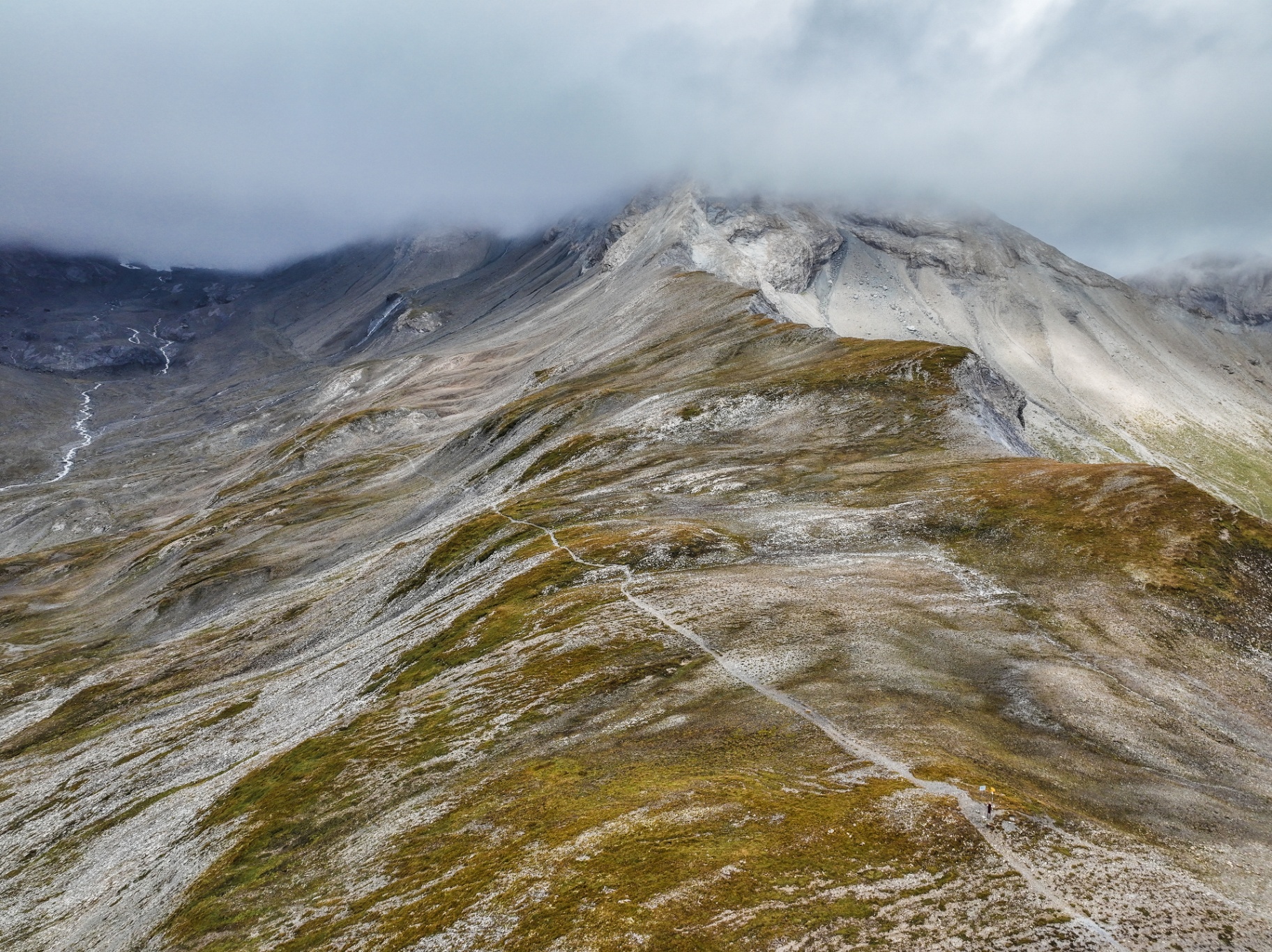 Segnes Trek Weitwanderung – Bergpanorama auf der mehrtägigen Wanderung ab Ringelspitzhütte SAC durch die Alpen Graubündens